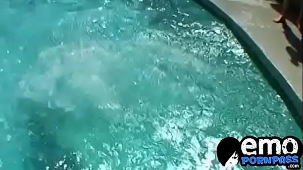 Молодые эмо-гомосексуалы трахают задницу в тройничке у бассейна