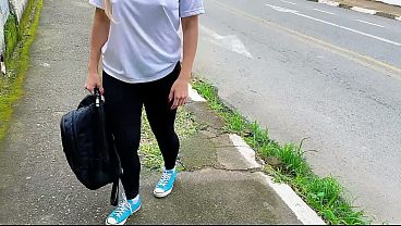 Он подобрал ученицу у школьных ворот и трахнул её в задницу в машине