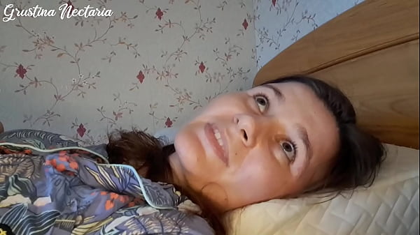 Русская шлюха сосет твой хуй, будя утром